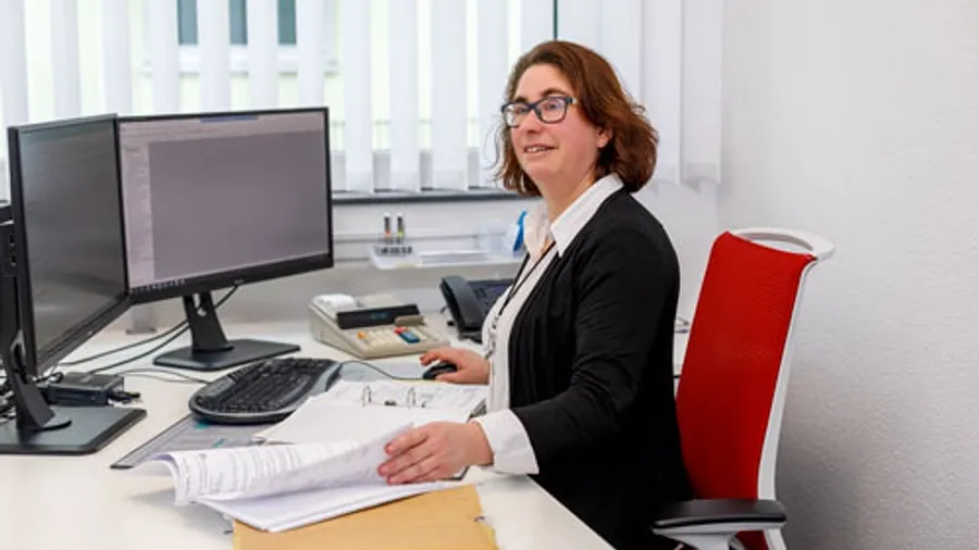 Angela Hartmann, Steuerfachangestellte